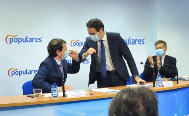 Foto de la firma del fin de hostilidades entre Mañueco y Egea en mayo de 2021.