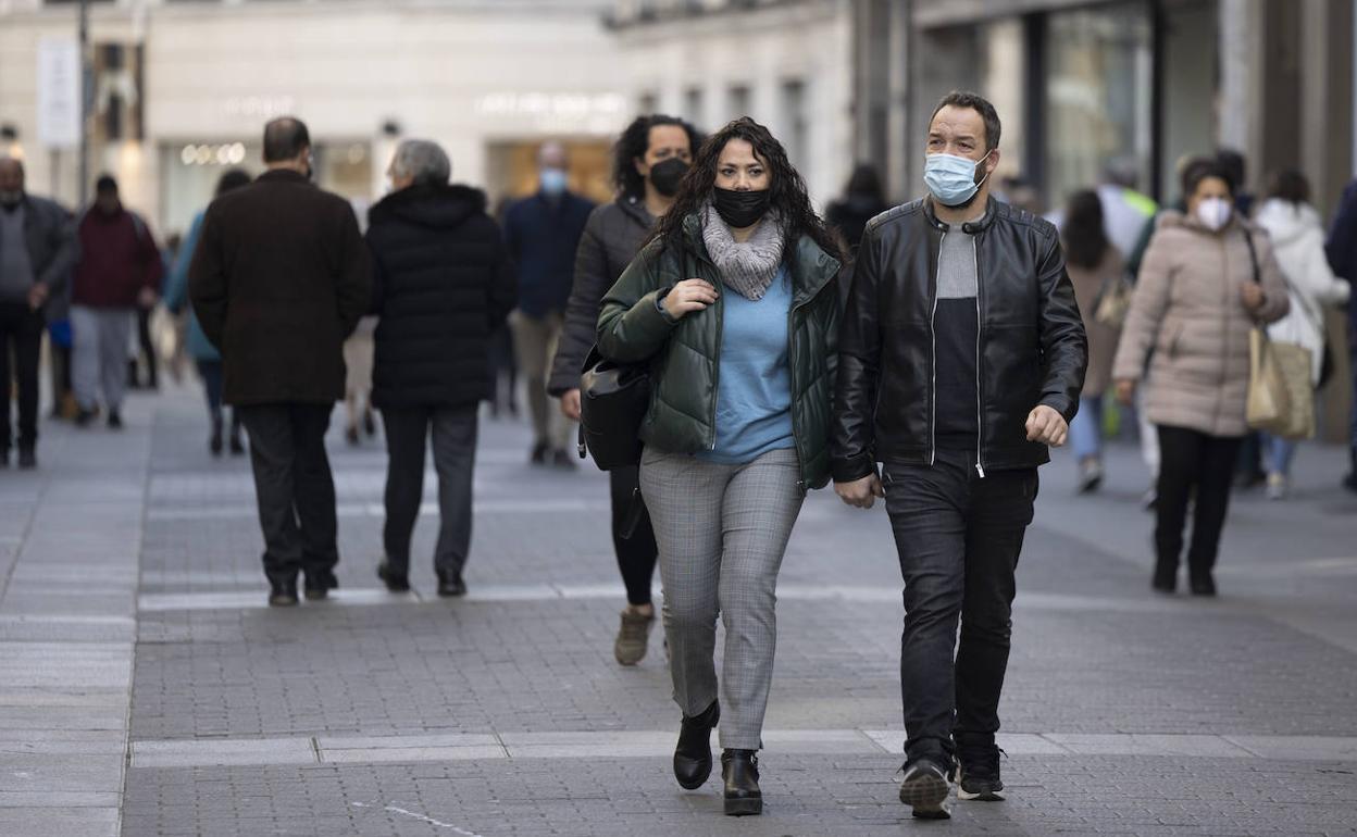 Gente con mascarillas en el centro de Valladolid. 