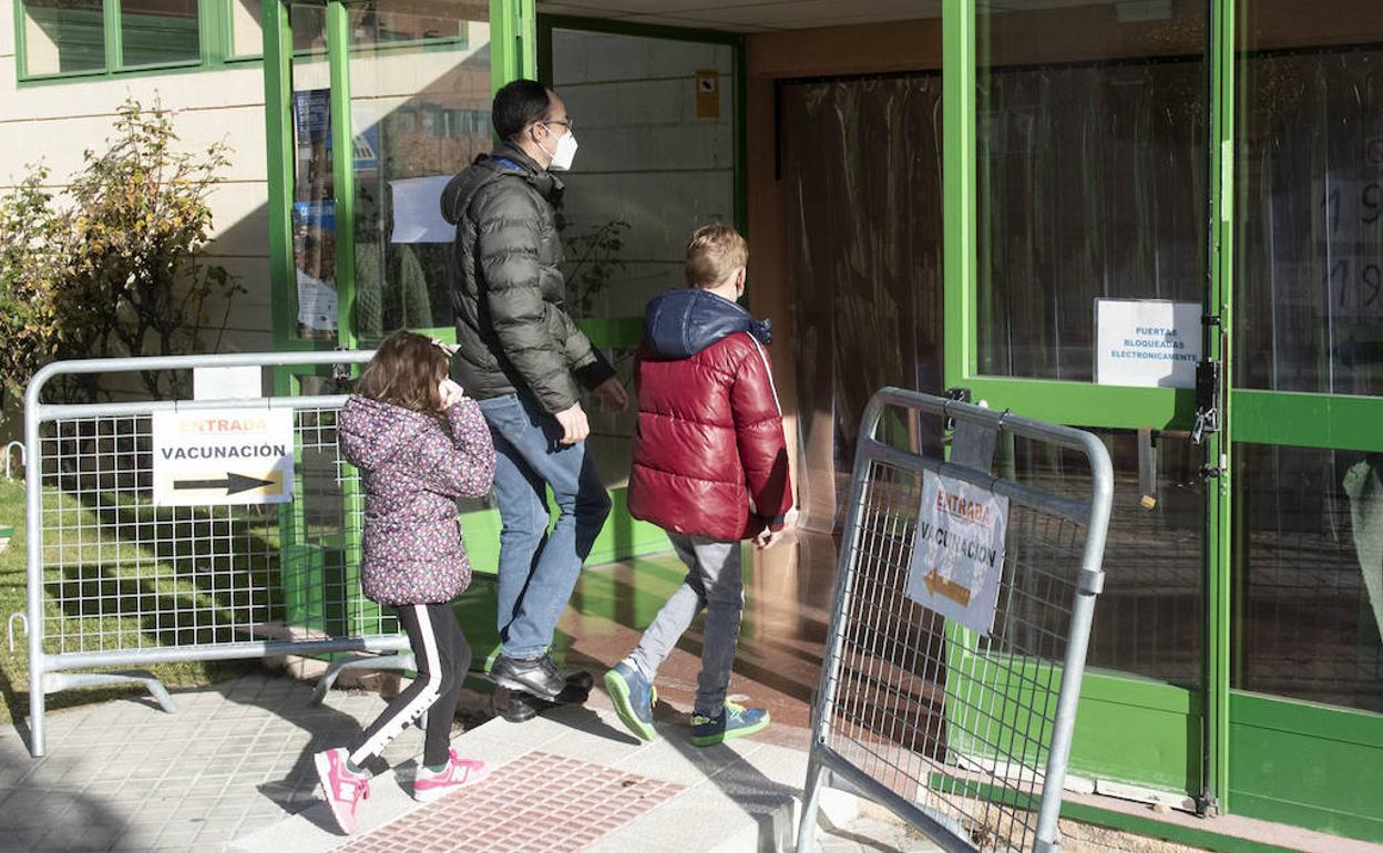 Un padre acompaña a sus hijos durante la primera fase de la vacunación pediátrica en Segovia. 