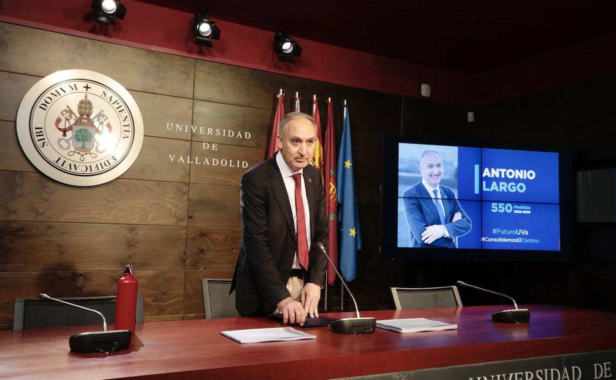 El rector Antonio Largo Cabrerizo, durante la presentación de su candidatura. 