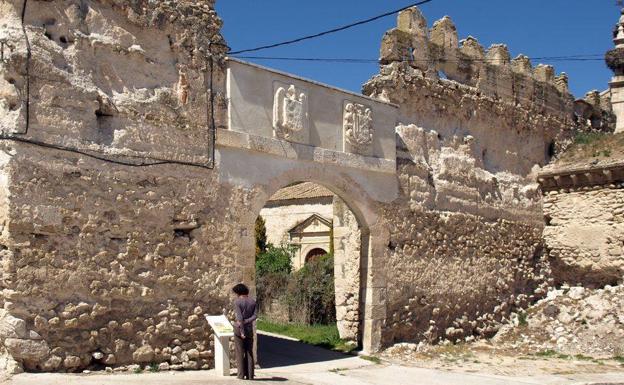 Arco con dos blasones en la entrada a la casa palacio de los Contreras. 