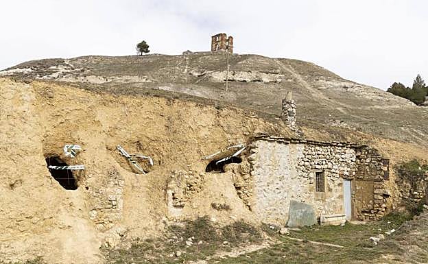 Casa cueva en la que se han encontrado los restos óseos de tres personas en Tariego de Cerrato. 