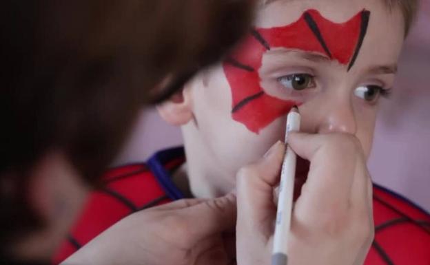 La maquilladora transforma en Spider-Man a un pequeño.