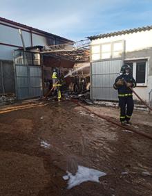 Imagen secundaria 2 - Los bomberos sofocan un incendio en una nave de Serrada