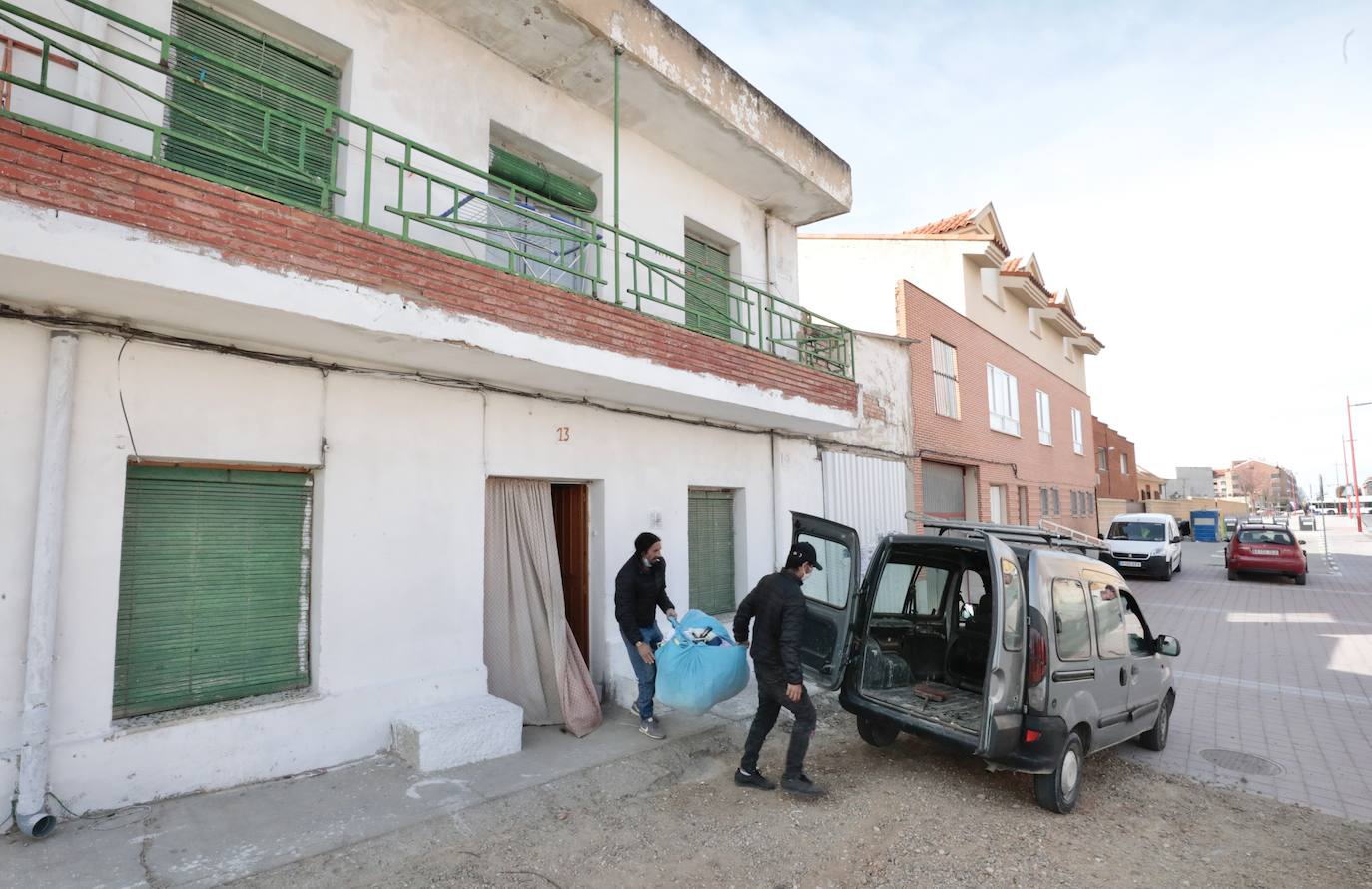 Los okupas abandonan la vivienda de La Cistérniga.