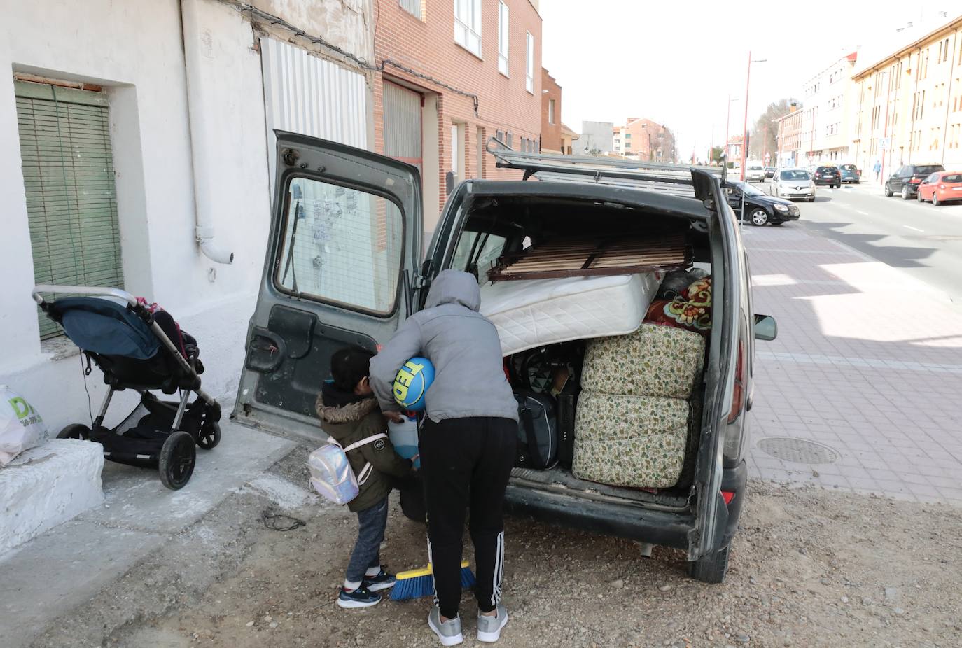 Los okupas abandonan la vivienda de La Cistérniga.