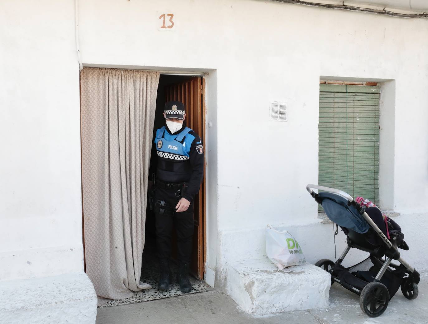 Los okupas abandonan la vivienda de La Cistérniga.