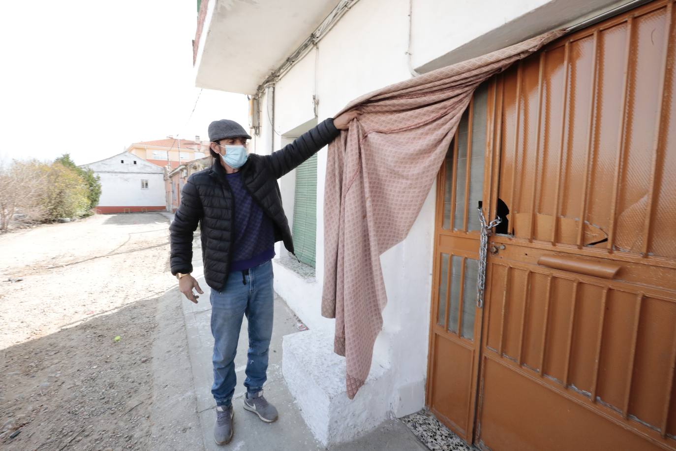 Los okupas abandonan la vivienda de La Cistérniga.