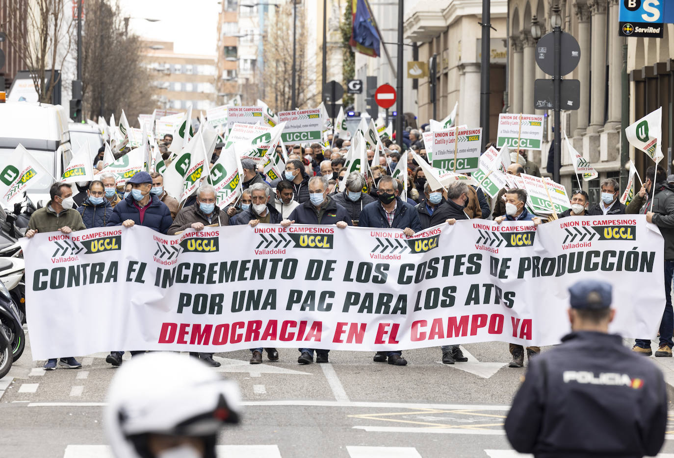 La protesta, con tractores y personas a pie, en el centro de Valladolid.