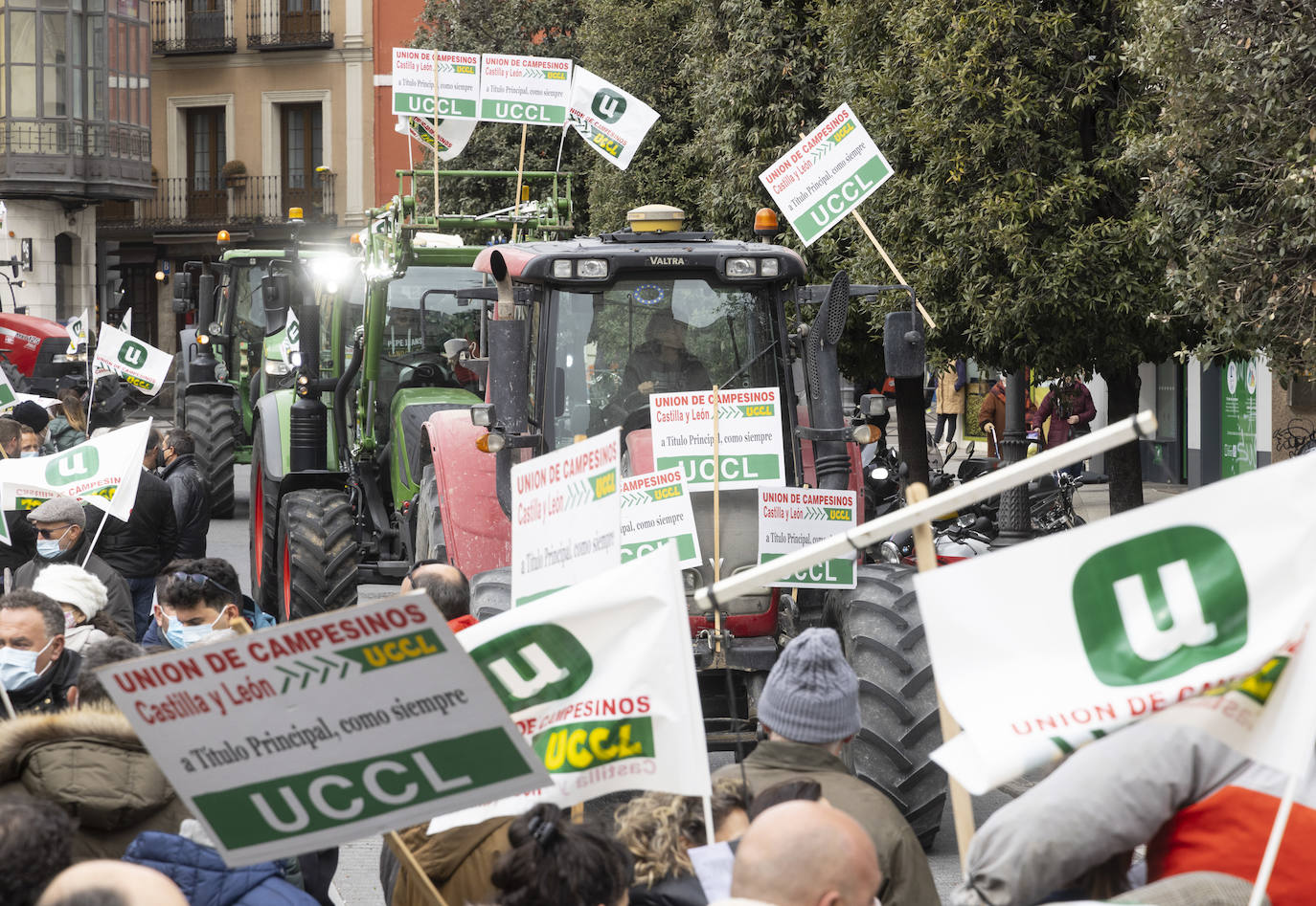 La protesta, con tractores y personas a pie, en el centro de Valladolid.