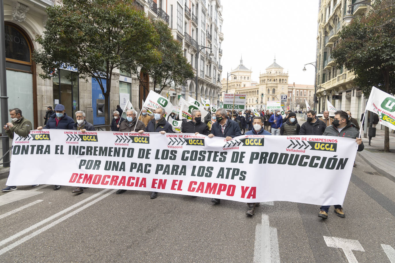 La protesta, con tractores y personas a pie, en el centro de Valladolid.