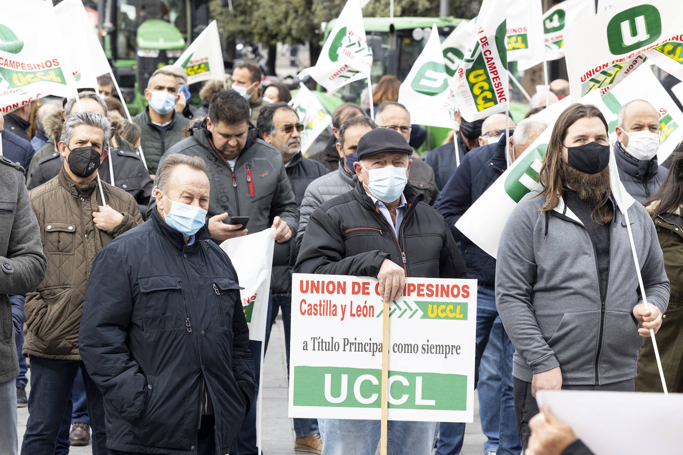 La protesta, con tractores y personas a pie, en el centro de Valladolid.