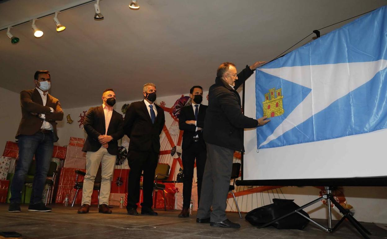 David Sánchez, Jesús María Pelayo, Conrado Íscar, y Tomás Andrés en la presentación de la bandera. 