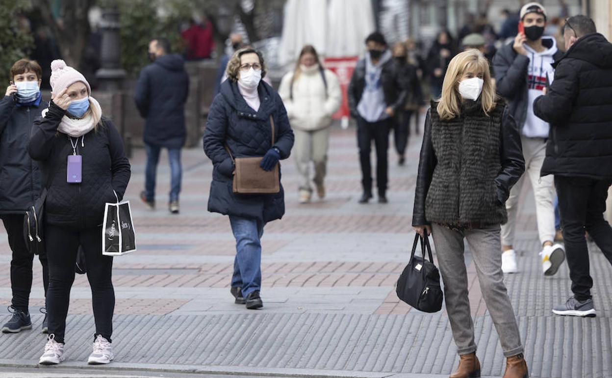 Gente con mascarilla en el centro de Valladolid. 