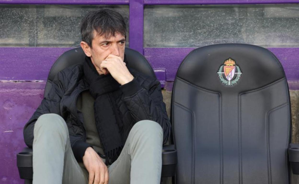 Pacheta, en el banquillo local antes de iniciarse el partido ante el Girona. 