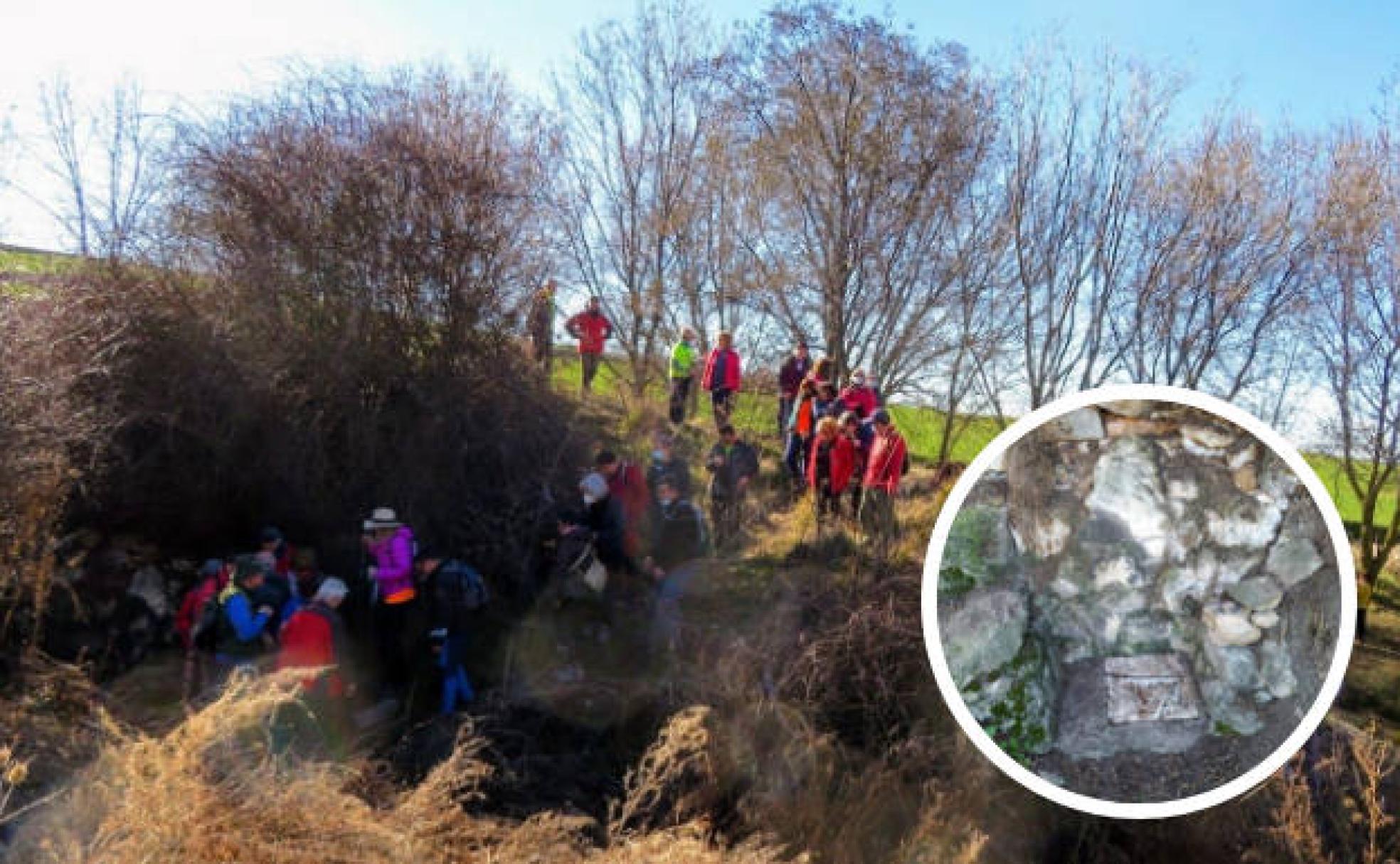 Miembros de Amigos del Camino de Santiago acceden en su última salida a la Fuente del Pájaro (en el círculo). 