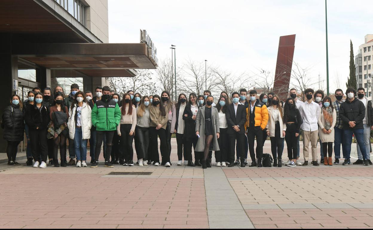 Los alumnos de los diez equipos que llegaron a la final del VIII Premio STARTInnova posan en un receso de la sesión celebrada ayer en Valladolid. 