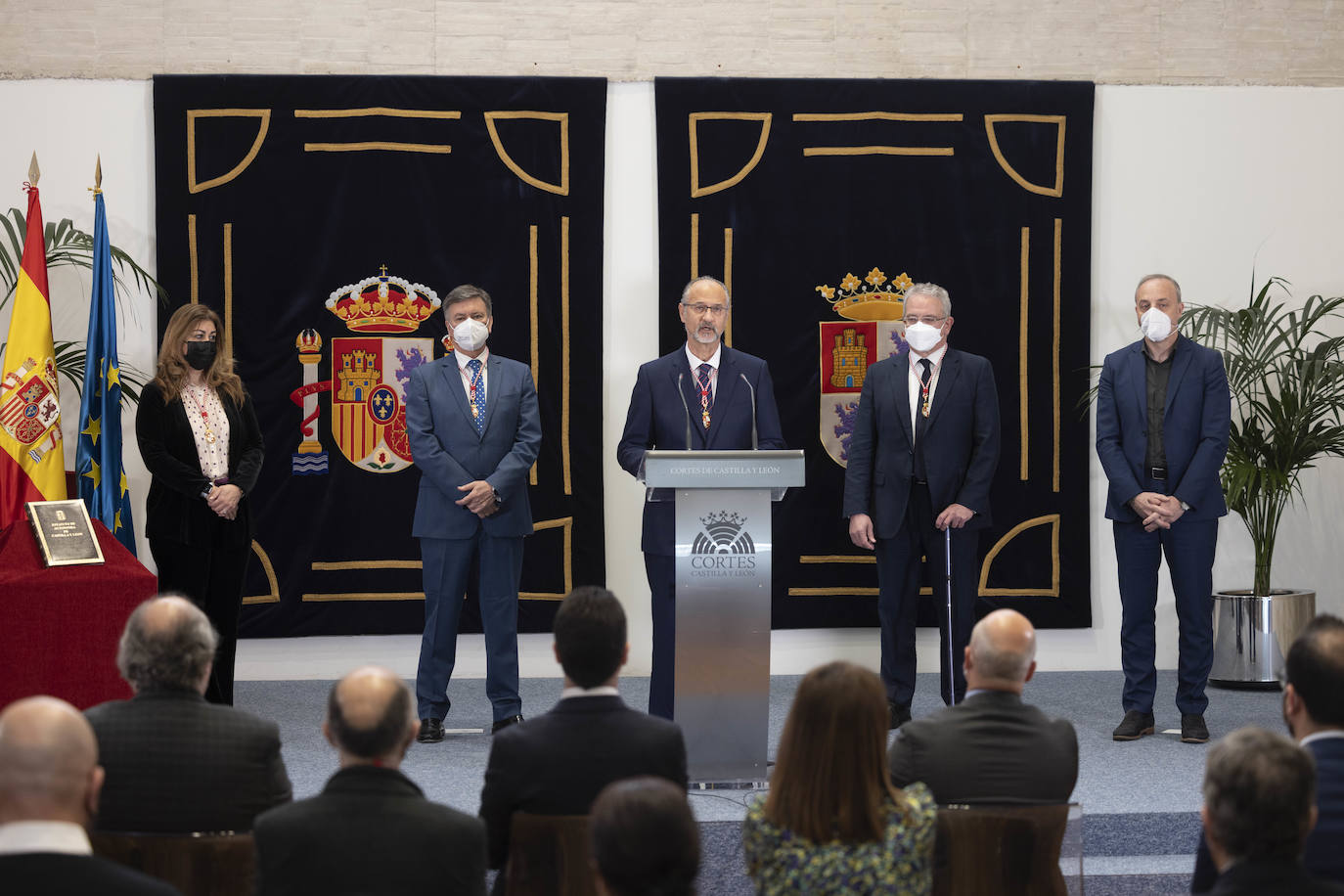 Luis Fuentes, en el centro, pronuncia el discurso institucional por el 39º aniversario del Estatuto de Autonomía. 