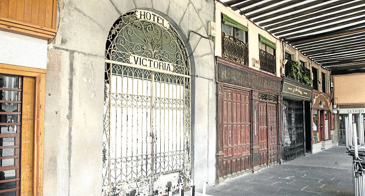 Estado actual de la fachada del antiguo hotel Victoria, sito en la Plaza Mayor. 
