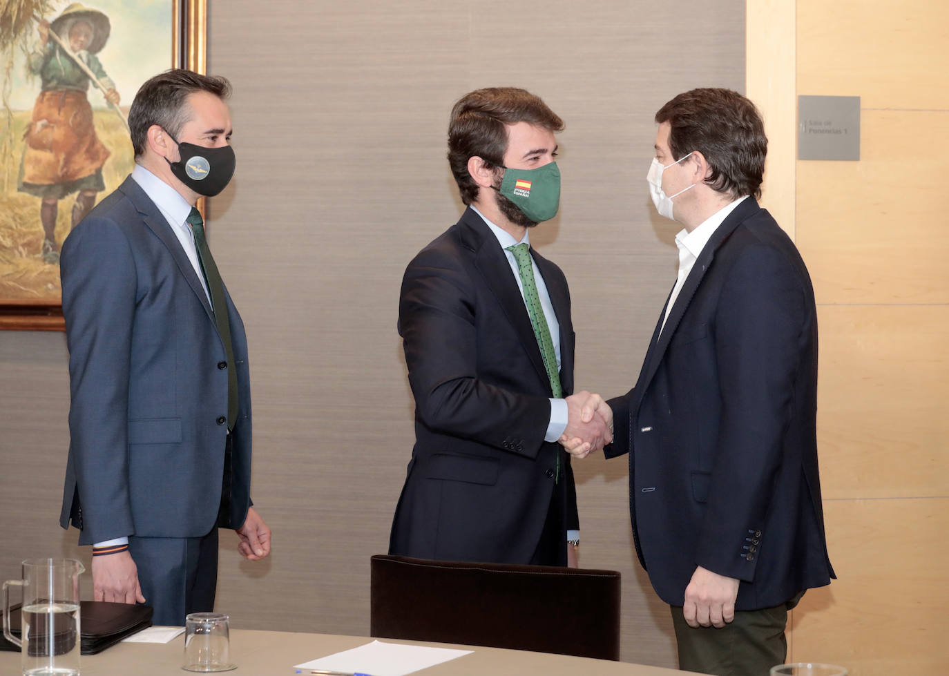 Juan García-Gallardo y Alfonso Fernández Mañueco se saludan en su primer encuentro oficial. 