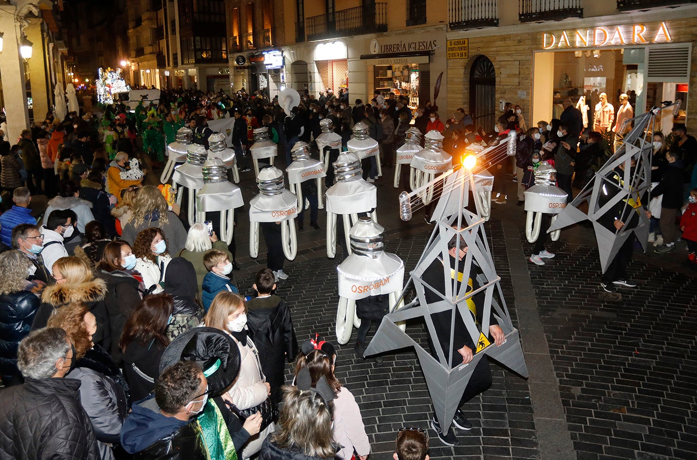 El desfile de Carnaval inunda Palencia de alegría e ilusión