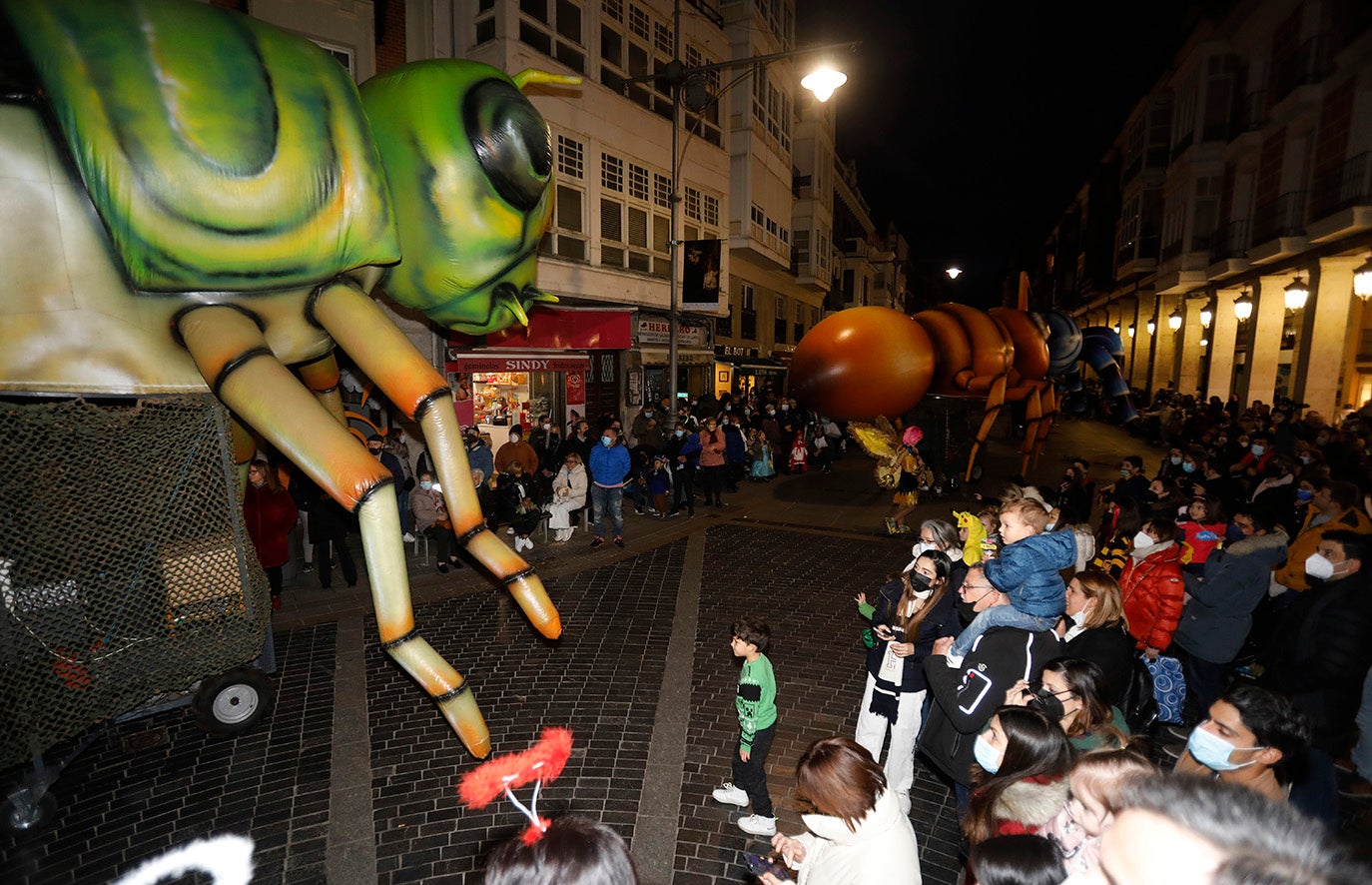 El desfile de Carnaval inunda Palencia de alegría e ilusión