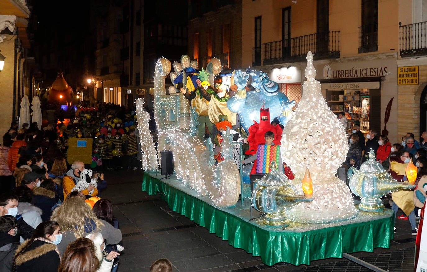 El desfile de Carnaval inunda Palencia de alegría e ilusión