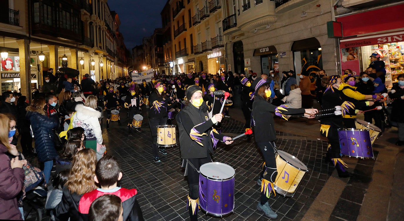 El desfile de Carnaval inunda Palencia de alegría e ilusión