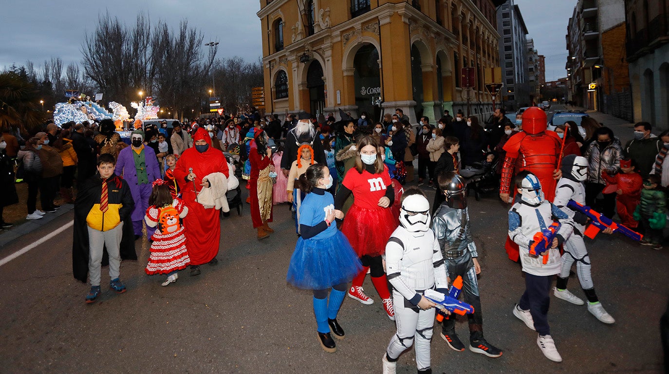 El desfile de Carnaval inunda Palencia de alegría e ilusión