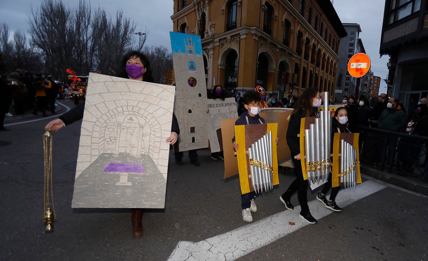 El desfile de Carnaval inunda Palencia de alegría e ilusión