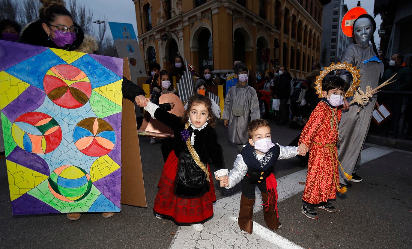 El desfile de Carnaval inunda Palencia de alegría e ilusión