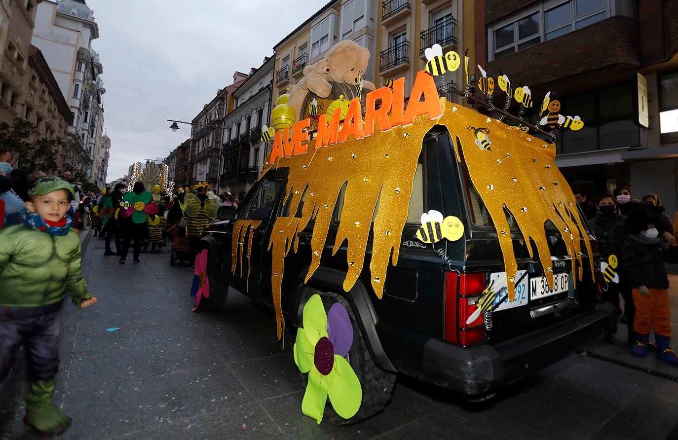 El desfile de Carnaval inunda Palencia de alegría e ilusión