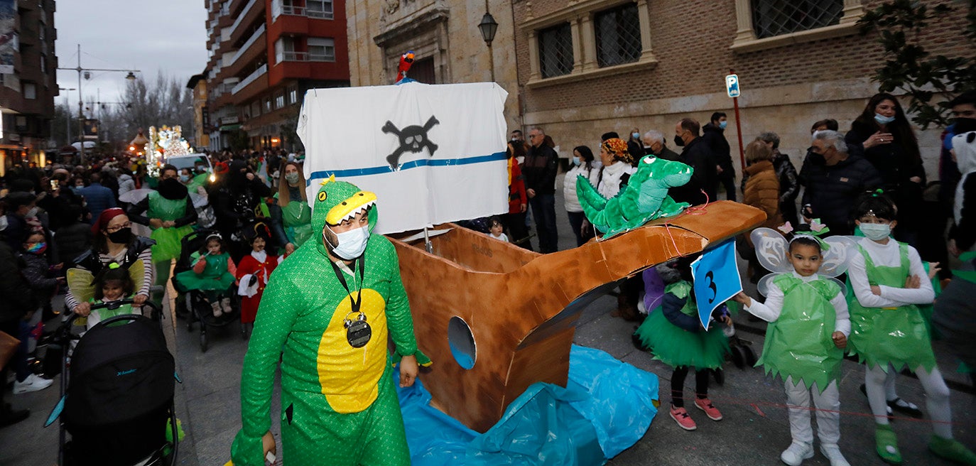 El desfile de Carnaval inunda Palencia de alegría e ilusión