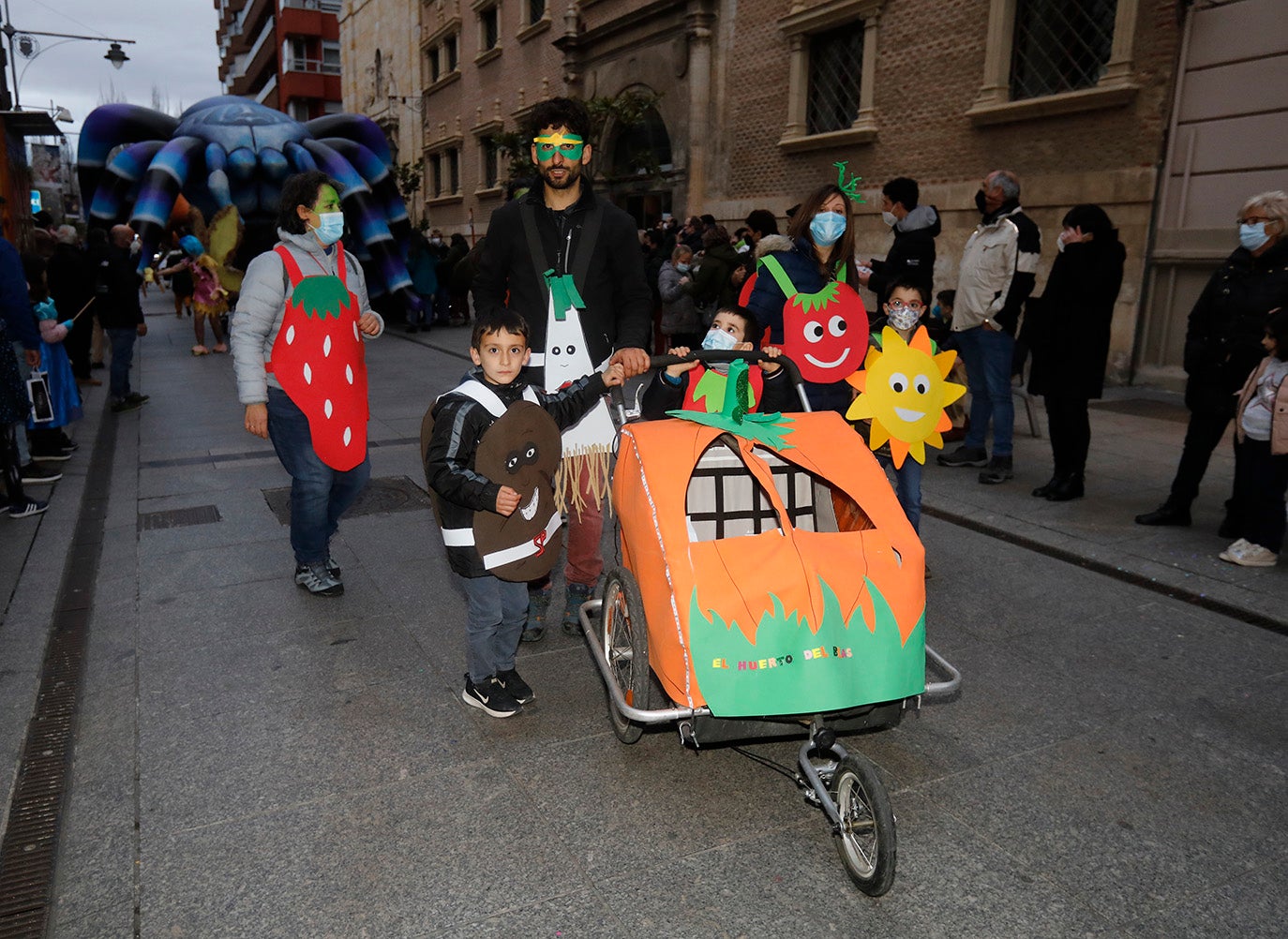 El desfile de Carnaval inunda Palencia de alegría e ilusión