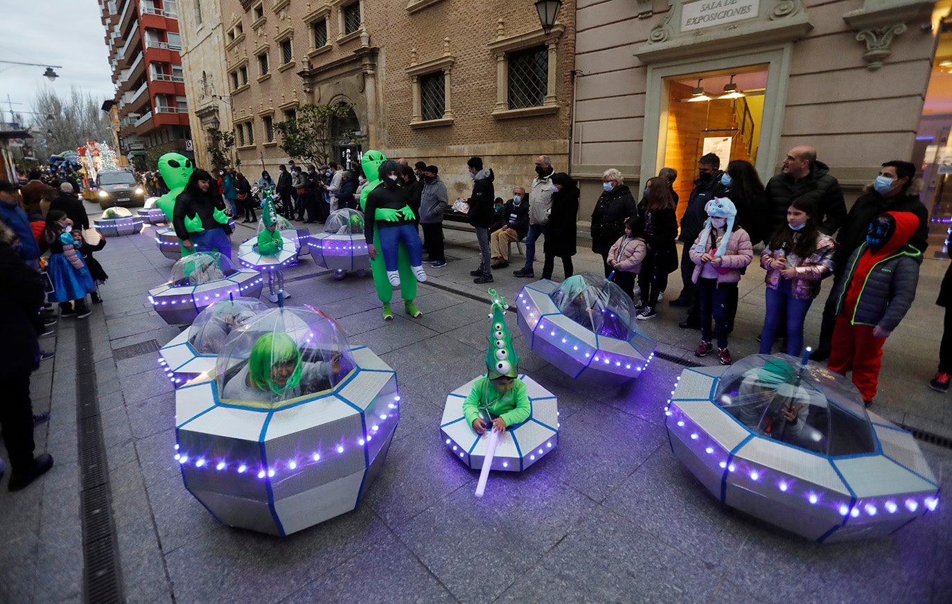 El desfile de Carnaval inunda Palencia de alegría e ilusión