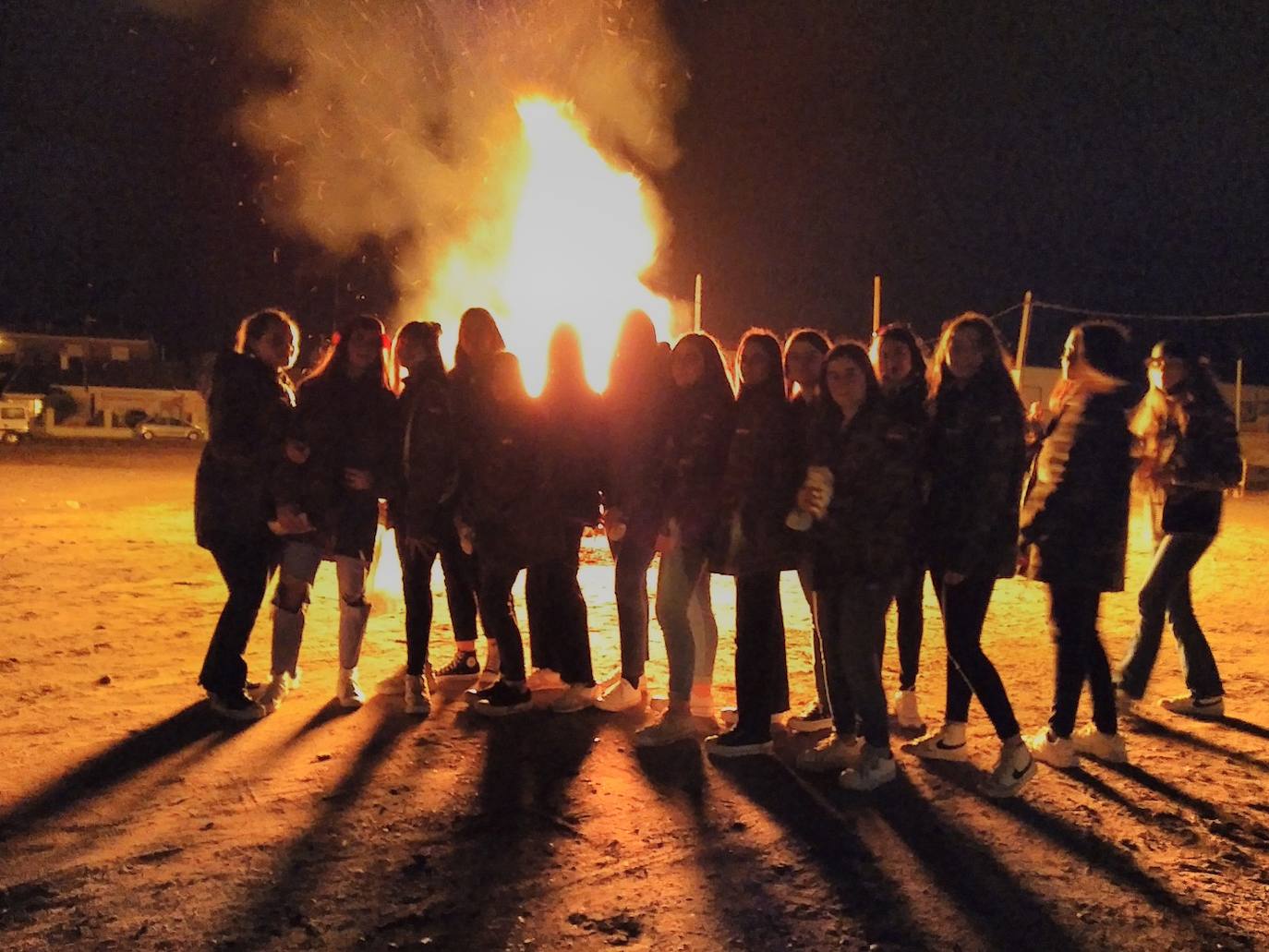 En Pedrajas de San Esteban caída la noche los protagonistas fueron los quintos, que encendieron la tradicional hoguera.