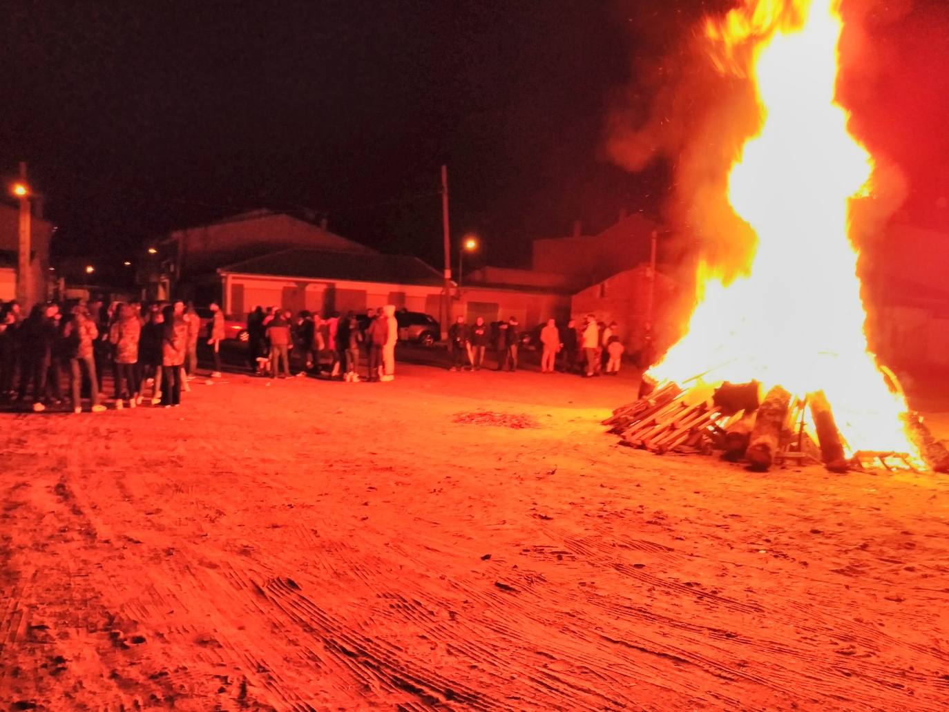 En Pedrajas de San Esteban caída la noche los protagonistas fueron los quintos, que encendieron la tradicional hoguera.