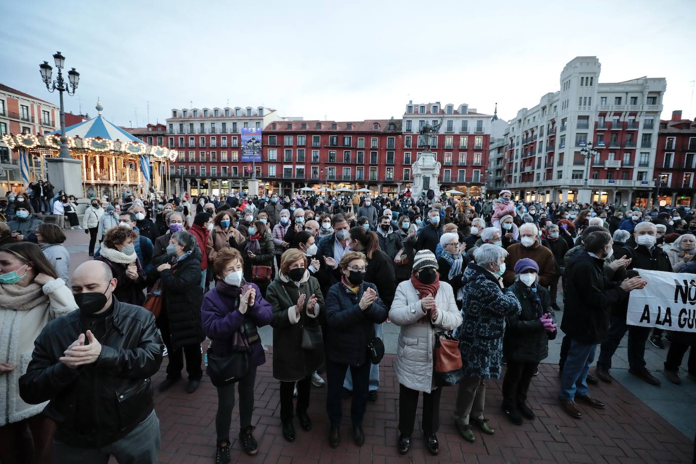 Fotos: Concentración contra la guerra en Ucrania, plaza Mayor Valladolid