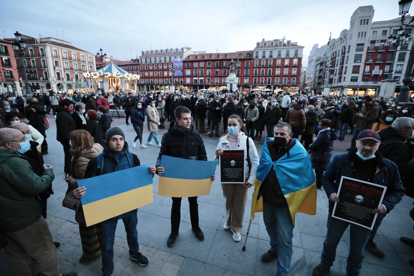 Fotos: Concentración contra la guerra en Ucrania, plaza Mayor Valladolid