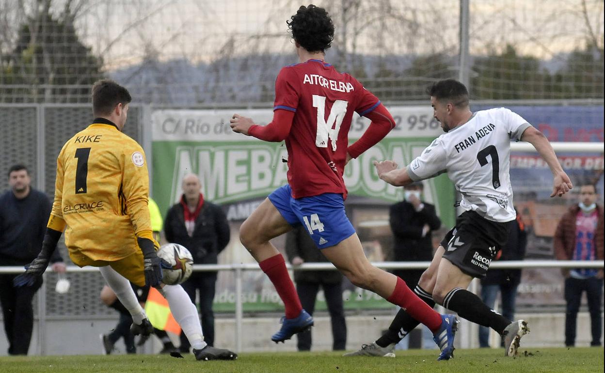 Kike para con la mano el disparo con el que Adeva buscaba el segundo tanto de la Segoviana.