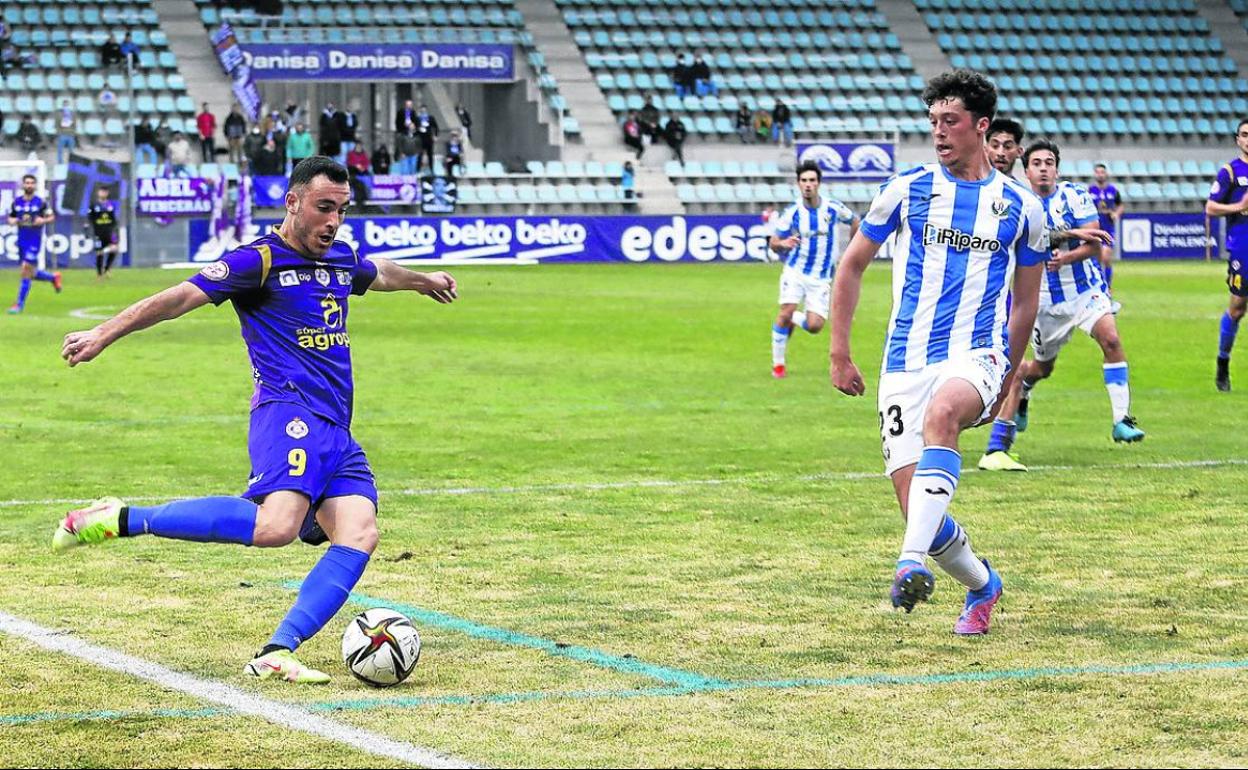 Frodo ante Lalo, en el partido de este sábado en La Balastera. 