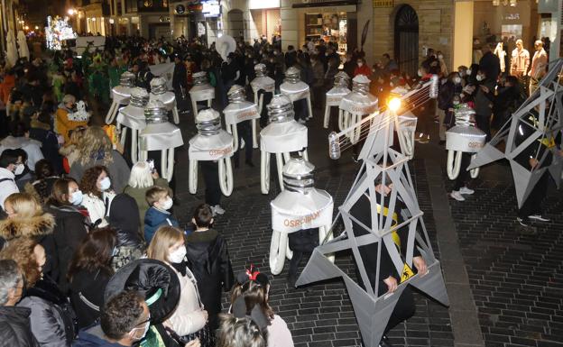 La asociación de vecinos de la avenida de Madrid, a su paso por el Monumento a la Mujer.