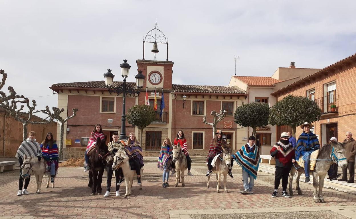 Quintos y quintas de Tordehumos ataviados con ponchos sobre burros.