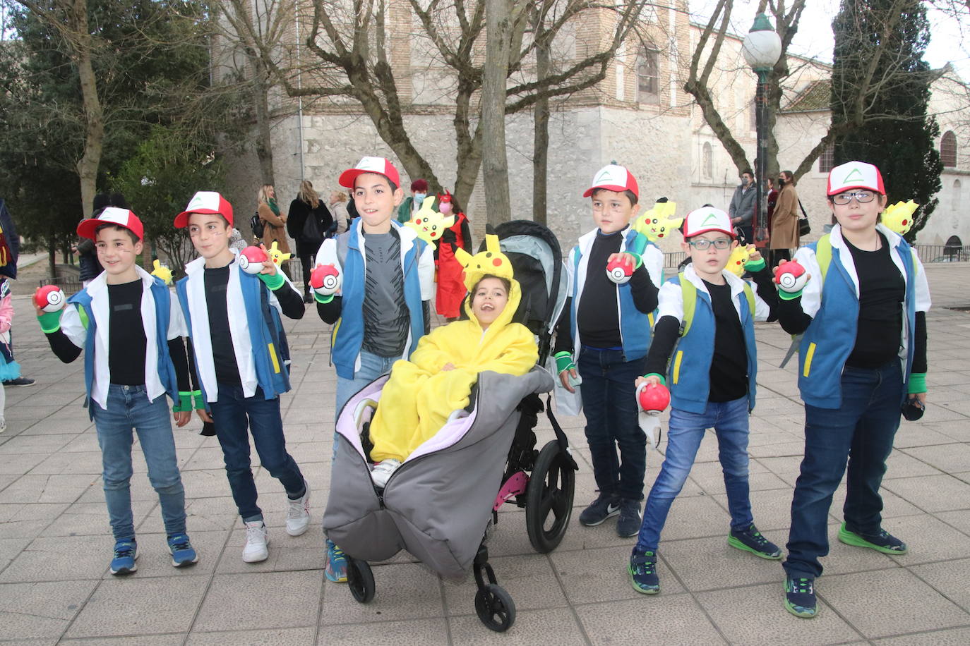 Niños disfrazados durante el desfile de Cuéllar.