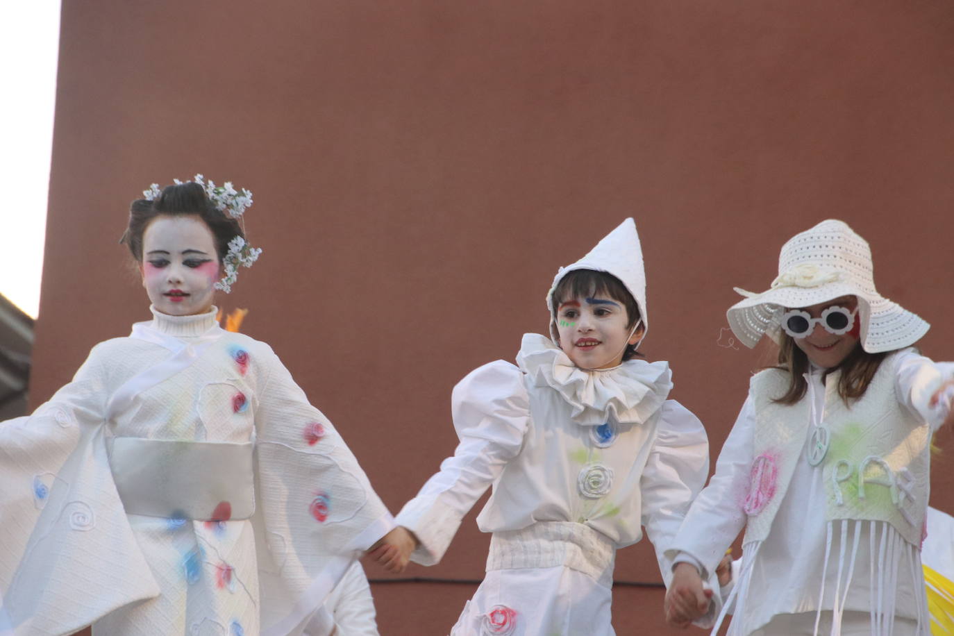 Niños disfrazados durante el desfile de Cuéllar.