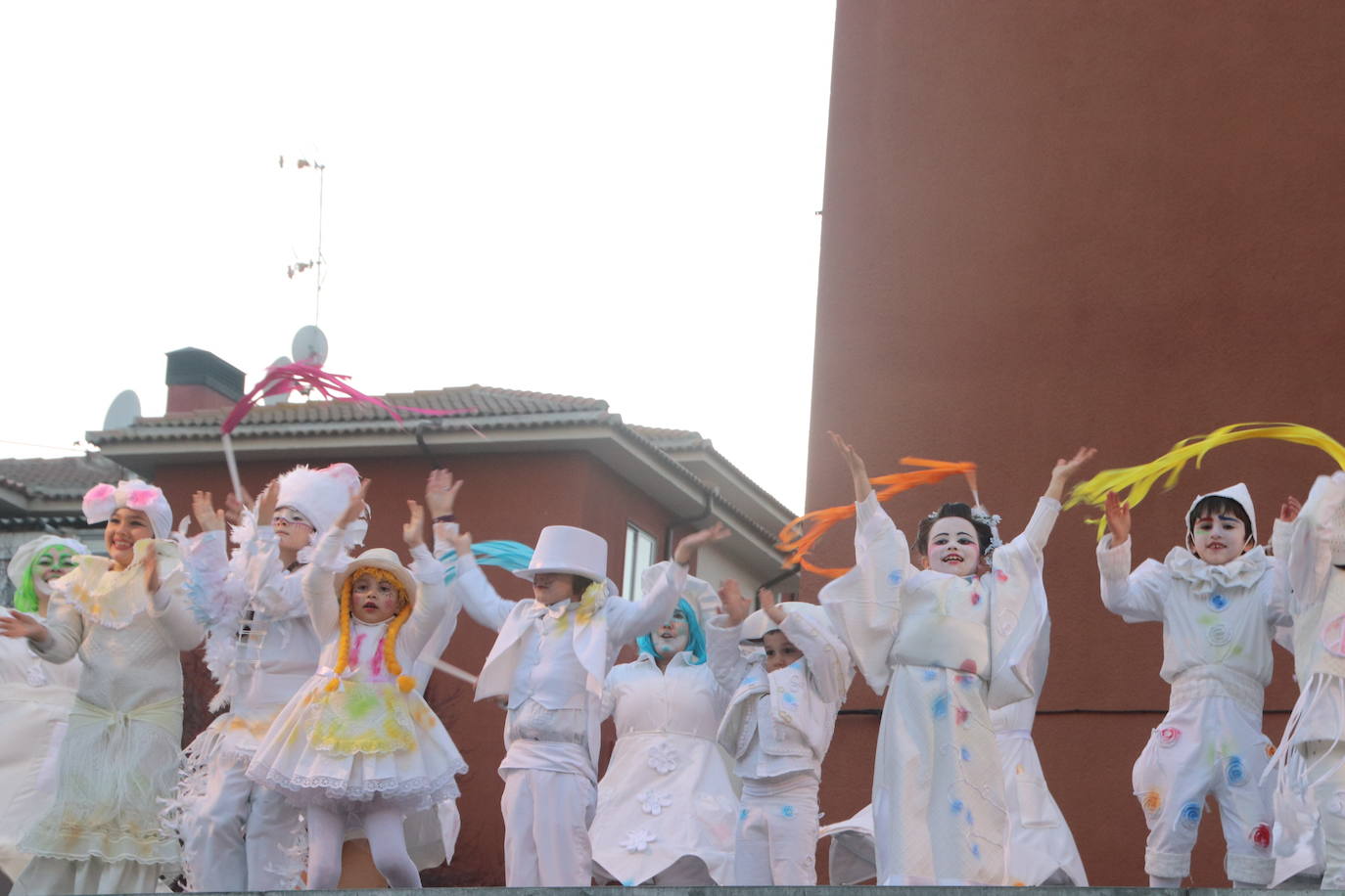 Niños disfrazados durante el desfile de Cuéllar.