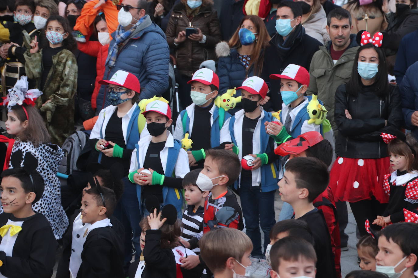 Niños disfrazados durante el desfile de Cuéllar.