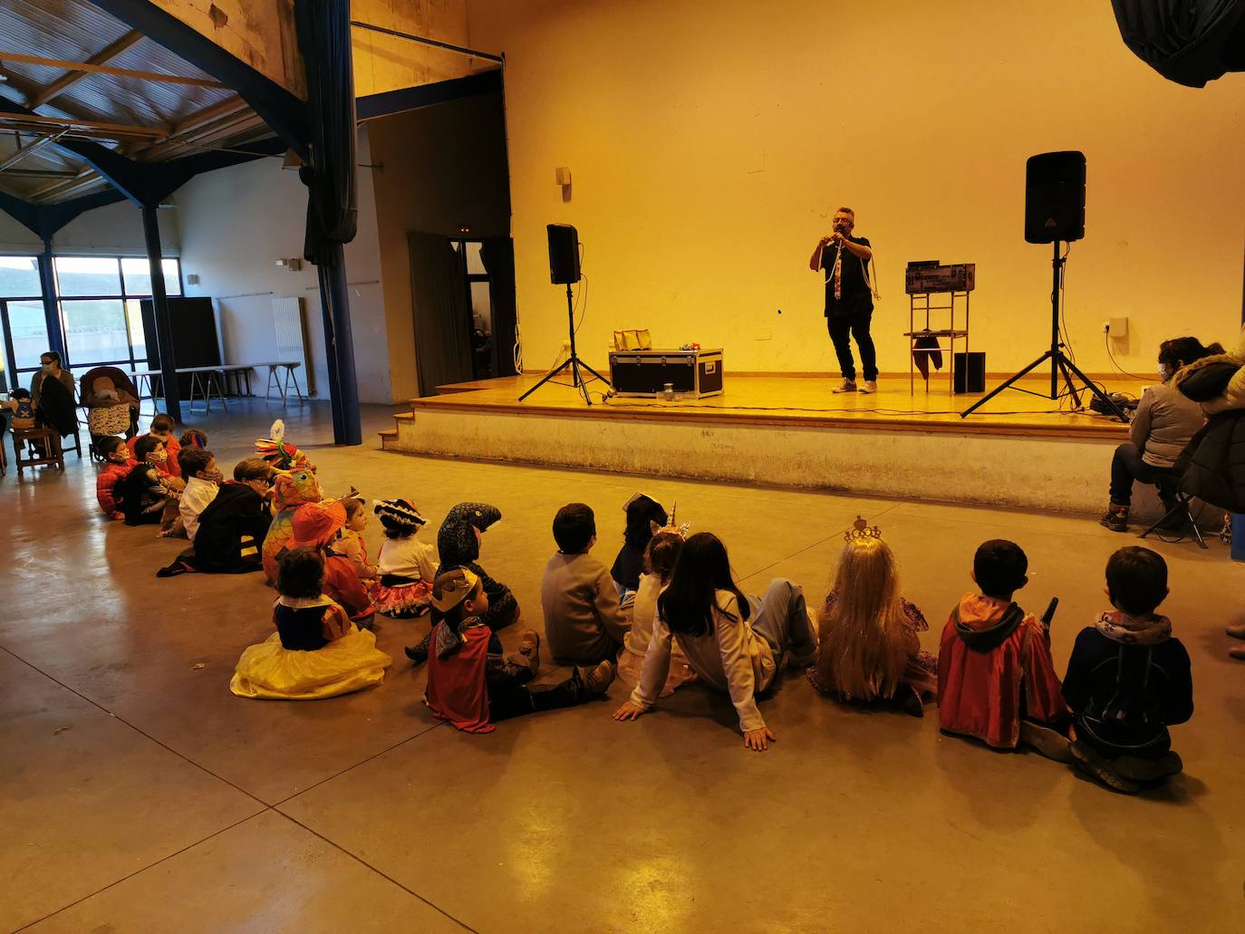 Fiesta infantil en Torrelobatón, una tarde de merienda y juegos con disfraces y la actuación del mago Oscar Escalante.