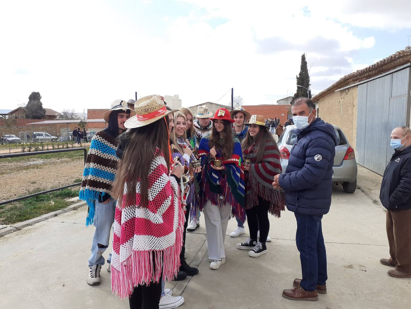 Fotos: Los quintos de Tordehumos y Villafrechós renuevan la tradición del Domingo Gordo