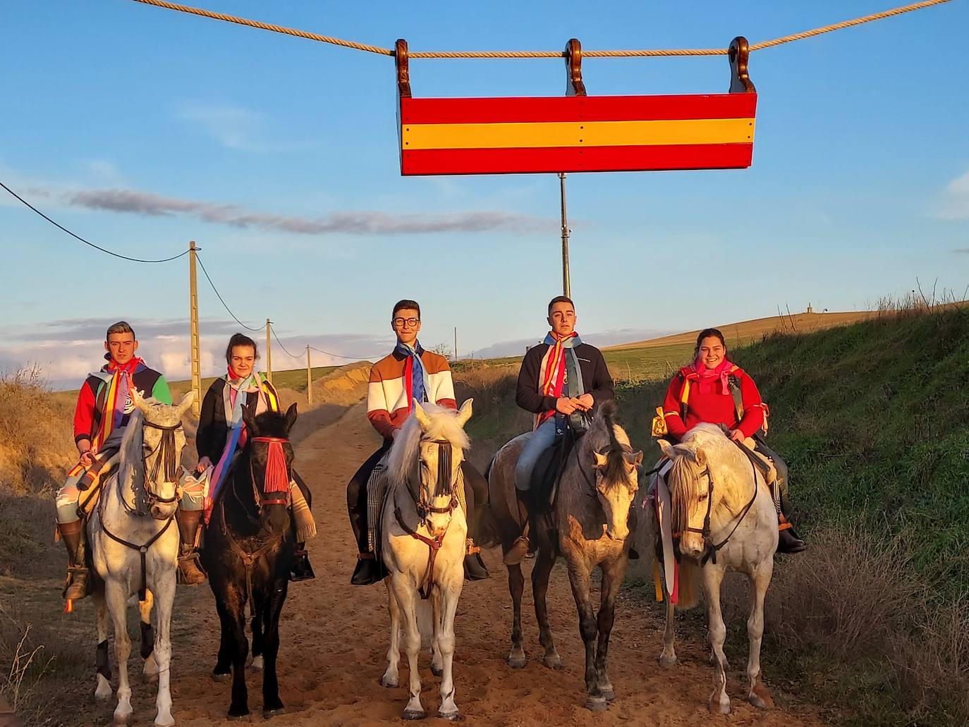 Fotos: Los quintos de Tordehumos y Villafrechós renuevan la tradición del Domingo Gordo